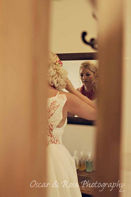 bride getting ready. Almost as if you are "peeking in" Getting Ready For Prom Pictures, Getting Ready For Prom, Pics Poses, Prom Picture, Sadie Robertson, Prom Photography, Things Photography, Getting Ready Wedding, Prom Photos