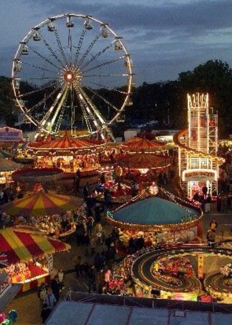 . Hull Fair, Hull England, Fair Rides, Kingston Upon Hull, Amusement Park Rides, Dale Chihuly, Carnival Rides, Parc D'attraction, Fun Fair