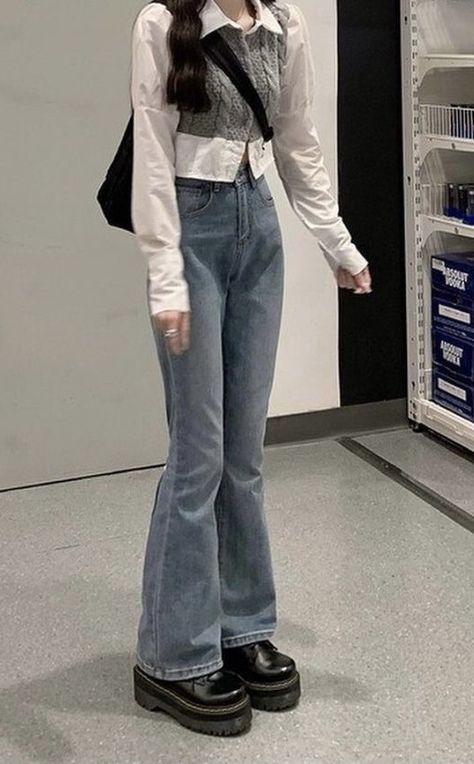 Korean Outfits Jeans, Blue Flare Jeans Outfit, Flare Jeans Outfit Aesthetic, Flare Jeans Outfit Winter, Bell Pants Outfit, Denim Pants Outfit, Bootcut Jeans Outfit, Bell Bottom Jeans Outfit, Flare Jeans Outfit