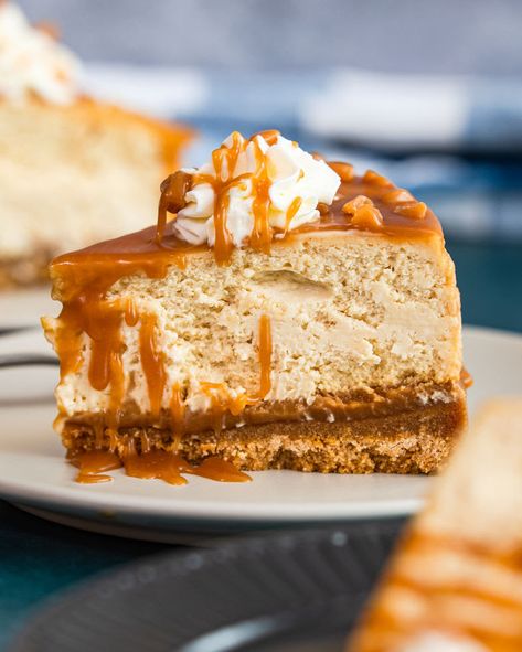 Best Salted Caramel Cheesecake Cheesecake New York Style, Carmel Cheesecake, Ginger Snap Crust, Latin Restaurant, Caramel Cheesecake Recipes, Cheesecake New York, Cheesecake Factory Copycat, Bake Cheese, Split Cake