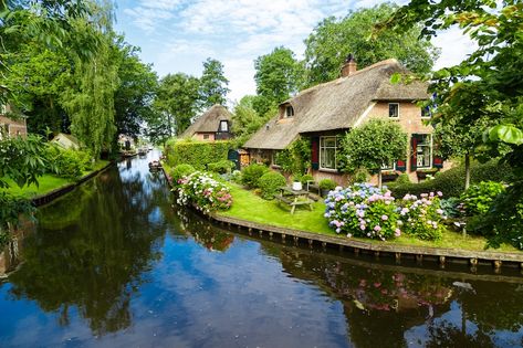 Photo of Giethoorn, one of the most beautiful places in the Netherlands to visit! Day Trips From Amsterdam, Lijiang, Fire Island, Thatched Roof, Places In Europe, Biome, Mackinac Island, Beautiful Villages, Most Beautiful Cities