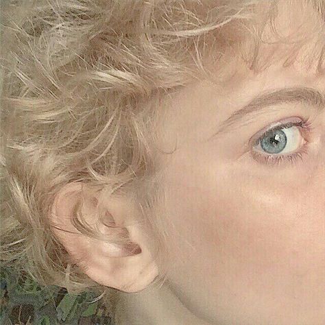 golden hair shared by ɥ⋰ ɐ⋰ ɹ ɐ⋰ s on We Heart It Boy With Blonde Hair And Blue Eyes, Angel Boy Aesthetic, Giorno Giovanna, Minako Aino, The Secret History, Love Is, 판타지 아트, Character Aesthetic, Aphrodite