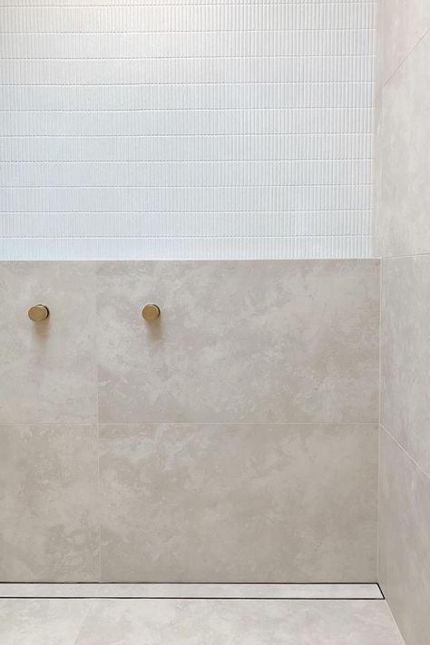 12 Tile Ideas for a Modern Bathroom Travertine Tile Bathroom, Modern Coastal Bathroom, Modern Ensuite, Travertine Bathroom, Coastal Bathroom Design, Modern Bathroom Tile, Beige Bathroom, Coastal Bathrooms, Tile Trends