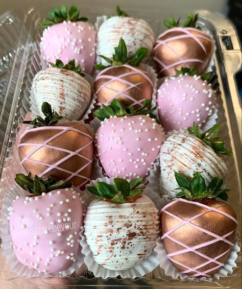 White Strawberries, Valentine Chocolate Covered Strawberries, Chocolate Covered Strawberry Cake, Strawberry Sweets, Valentine Strawberries, Mothers Day Desserts, Strawberry Box, Chocolate Covered Strawberry Recipe, Chocolate Covered Strawberries Bouquet