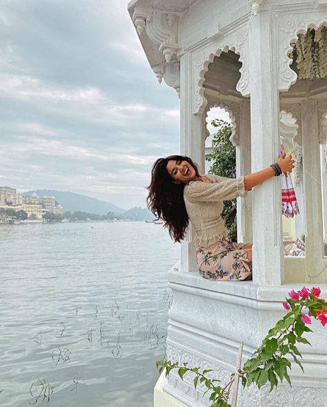 Mandir Poses For Women, Jaipur Photo Ideas, Udaipur Poses, Rajasthan Pictures, Udaipur Trip, Udaipur Photography, Jaipur Photography, Rajasthan Photography, Rajasthan Travel