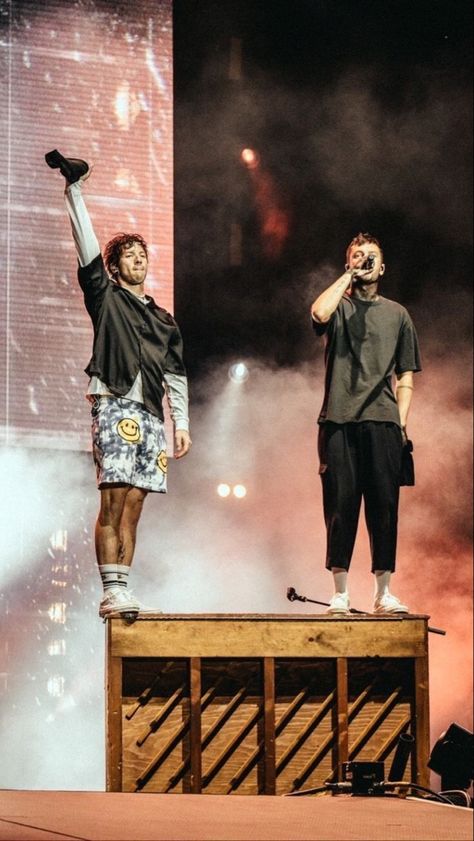 Tyler Y Josh, Twenty One Pilots Concert, Twenty One Pilots Wallpaper, Twenty One Pilots Aesthetic, Tyler And Josh, 21 Pilots, Music Pics, Tyler Joseph, Top Memes