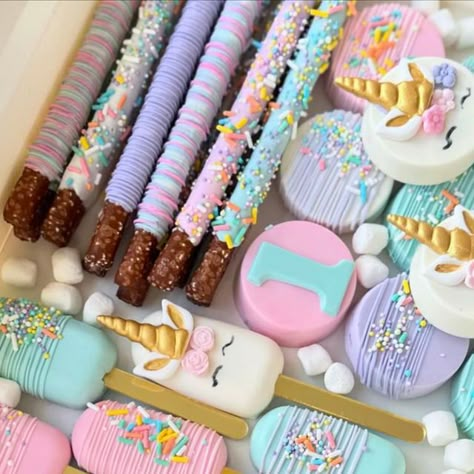 Lauren | SweetsbySmooches 🍭 on Instagram: "✨🦄💕1️⃣⁣ UNICORN 1st BDAY⁣ ⁣ #unicornpartypack #unicorn #unicornparty #partypack #desserttable #dessertbox #pastels #rainbowandunicorn #cakesicles #eventplanners #dessertpic #pastelsprinkles #chocolateoreos #somethingsweet #tablestylist #kidspartyideas #pretzelsticks #yonkersny #westchesterkids #bronxvillemoms #scarsdalemoms #westchestermoms" Unicorn Treats Desserts, Pastel Desserts Table, Unicorn Cakepops Ideas, Unicorn Party Dessert Table, Unicorn Party Treats, Unicorn Donuts Ideas, Cakesicles Unicorn, Unicorn Birthday Treats, Unicorn Oreos