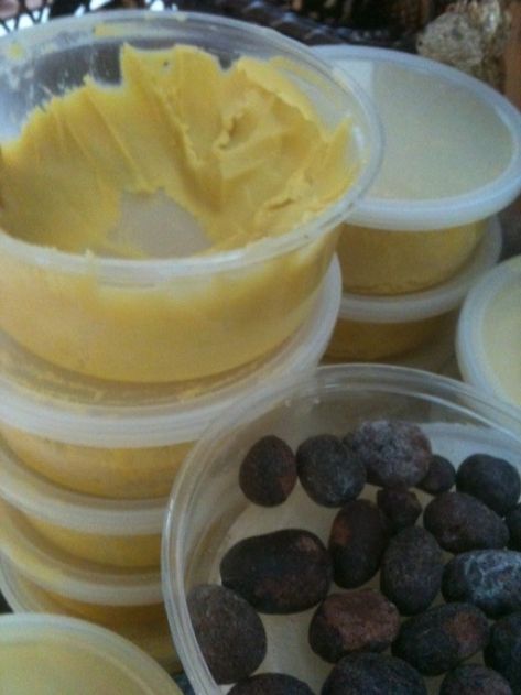 Unrefined shea butter and the shea butternut. Shea Butter Hair Moisturizer, Shea Butter Lotion Recipe, Shea Butter Soap Recipe, Shea Butter Hair Mask, Coconut Oil Body Butter, Shea Butter Shampoo, Shea Butter Face, Shea Butter Moisturizer, Shea Butter Recipes