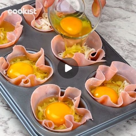 Food With Eggs Breakfast, Brunch Healthy Ideas, Egg Snacks Recipe, Breakfast Cups Recipe, Sliced Cheese, Cookist Wow, Decorações Com Comidas, Breakfast Eggs, Sliced Bread