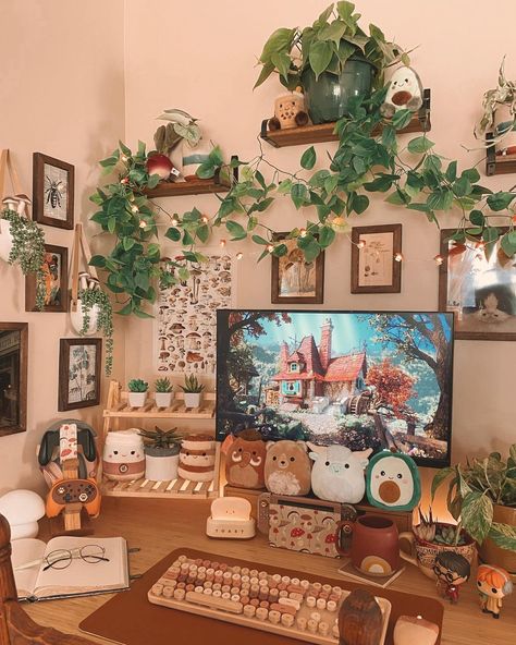 Erin 🍄 🪴 | Cozy Games ☕️ on Instagram: “Happy Monday friends ! I hope everyone’s weekend was lovely 🧡🤗 it’s a holiday for me here so I’ll be spending as much time outside and…” Games Room Inspiration, Cozy Games, Girl Desk, Cozy Desk, Cozy Office, Gamer Room Decor, Cozy Home Office, Store Hacks, Gaming Setups