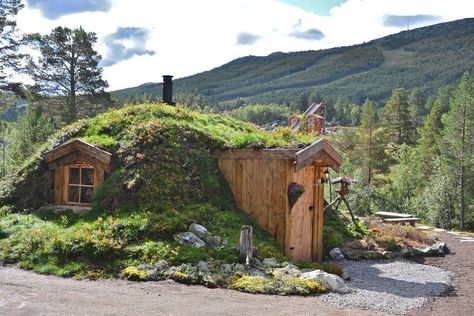 Imagine for a moment a gorgeous tiny cabin, situated beneath a mound of earth and blanketed in green grasses and flowers. Wood-framed windows gaze out to picturesque woods where seasons fluctuate from warm, green summers to subzero snowy landscapes. Kind of sounds like something dreamt up by Tolkien, right? This tiny cabin, nestled in the … Modern Cabins, Hobbit Houses, Supraviețuire Camping, Casa Hobbit, Lord Of, Gorgeous Homes, Earth Sheltered, Natural Homes, A Small House