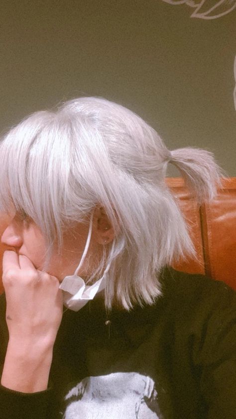 Short White Hair Aesthetic Faceless, White Hair Dye Ideas Short Hair, Short White Hair With Bangs, White Hair Wolf Cut, Short White Hair Aesthetic, White Hair Grunge, White Hair Ponytail, White Hair With Bangs, White Dyed Hair