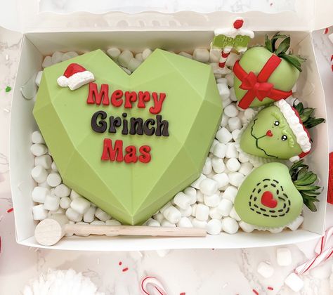 Grinch Breakable Heart, Grinch Chocolate Covered Strawberries, Christmas Chocolate Covered Strawberries Ideas, Christmas Breakable Chocolate, Heart Chocolate Mold Ideas, Christmas Chocolate Treats, Grinch Themed Desserts, Grinch Strawberries, Christmas Chocolate Strawberries