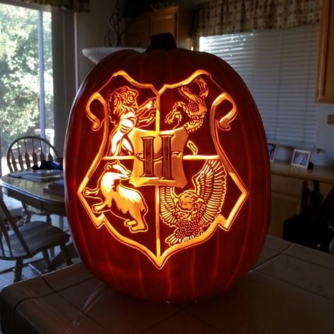 Pumkin Carving Minions, Repunzal Pumpkin Carving, Harry Potter Carved Pumpkins, Harry Potter Pumpkin Ideas, Intricate Pumpkin Carving, Hogwarts Pumpkin, Carved Pumpkin Ideas, Things To Do For Halloween, Harry Potter Pumpkin Carving