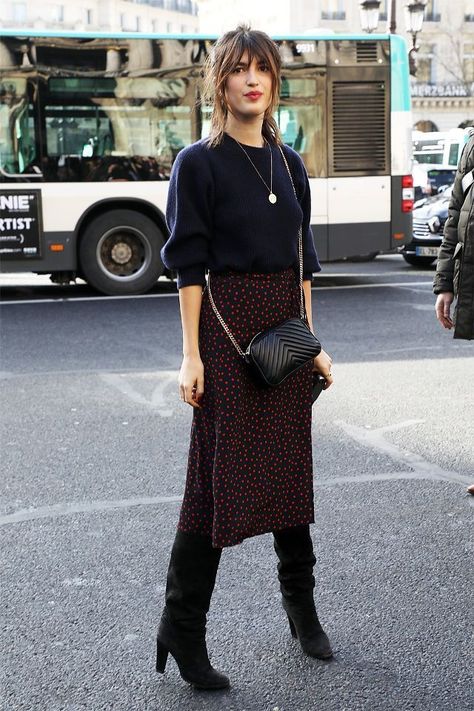 Parisian Fall Outfits, Jeanne Damas Style, Burgundy Midi Skirt, Parisian Chic Style, Jeanne Damas, Fashion Week 2018, Mode Chic, Stil Inspiration, Looks Street Style