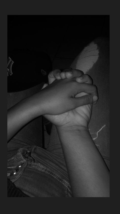 Black Couple Hands Holding, Wallpaper Boyfriend And Girlfriend, Fake Pictures Couple, Couple Shoes Snap, Black Couple Holding Hands Photo Ideas, Selfie Couple Photo Ideas Instagram, Couple Picture Ideas Black People, On The Phone With Bae, Relationship Picture Ideas Black