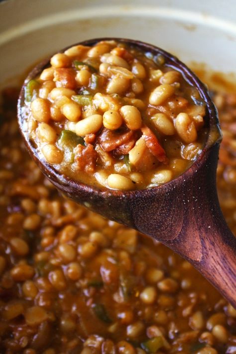 Maple Baked Beans Recipe, Maple Baked Beans, Simple Baked Beans Recipe, Easy Baked Beans, Veggie Pasta Salad, Homemade Baked Beans, Baked Beans Recipe, Maple Brown, Baked Bean Recipes