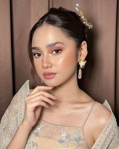 Soft Simple Makeup Look, Light Makeup For Graduation Pictorial, Fresh Make Up Look For Morena, Peach Make Up Look, Natural Makeup For Graduation Pictures, Makeup For Debut, Make Up Looks For Graduation, Debut Makeup Ideas, Soft Graduation Makeup