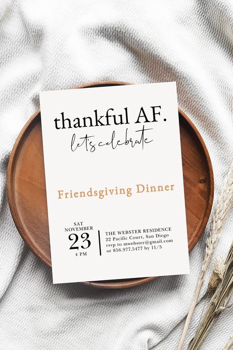 Friendsgiving Housewarming Party, Friendsgiving Themes, Friendsgiving Invites, Friendsgiving Theme Ideas, Hosting Aesthetic, Friendsgiving Aesthetic, Funny Friendsgiving, Friendsgiving Party Ideas, Friendsgiving Invitations