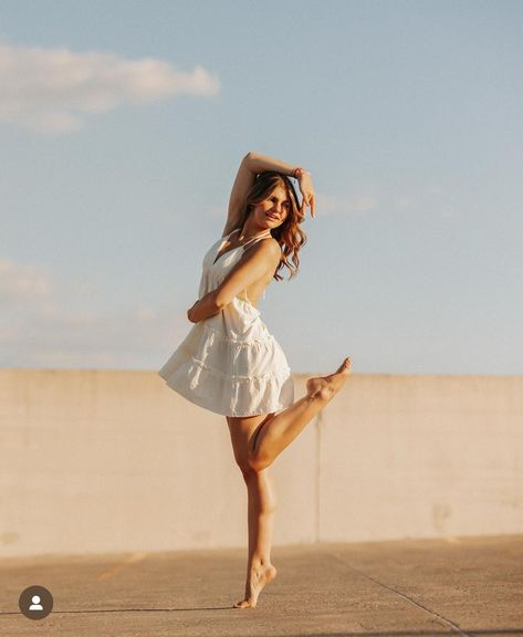 Dance Poses For Pictures Ballet, Dance Poses With Skirt, Dance Senior Photoshoot Ideas, Graduation Ballet Senior Pictures, Dance Poses Non Flexible, Cute Dance Poses Picture Ideas, Senior Pointe Pictures, Senior Pictures Pointe Shoes, Dance Studio Pictures Photo Shoot