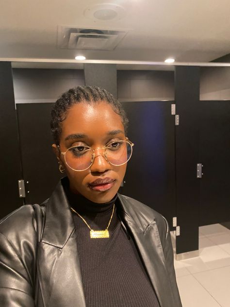 Glasses Black Women, Gold Rimmed Glasses, Glasses Aesthetic, Circle Glasses, Glasses Inspiration, Gold Glasses, Women's Circle, Metal Glasses, Four Eyes