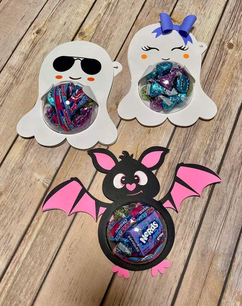 Halloween Candy Crafts, Halloween Brooms, Ghosts And Pumpkins, Halloween Class Party, Cricut Hacks, Halloween Craft Projects, Carte Halloween, Party Stand, Adornos Halloween