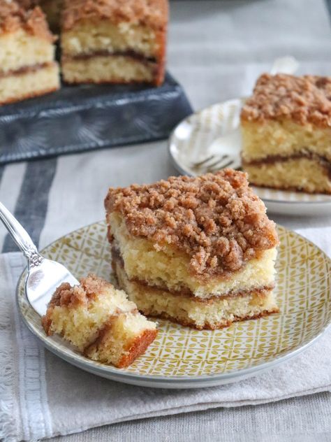 Cinnamon Swirl Coffee Cake John Kanell, Classic Coffee Cake, Cinnamon Streusel Coffee Cake, Cake Varieties, Streusel Coffee Cake, Golden Cake, Cake Mug, Top Secret Recipes, Coffee Cake Recipe