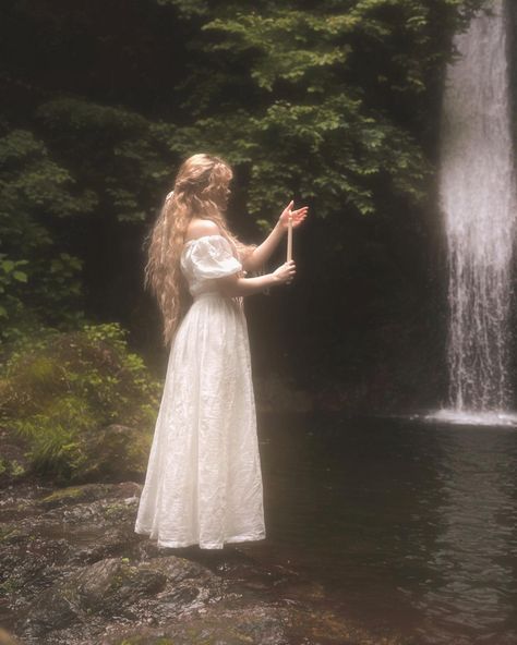 darling photo @candyfuwa hmua @kbktn_9961 edit @rainiana wearing @linennaive Forestcore Aesthetic, Dreamy Cottagecore, Faerie Aesthetic, Fairy Photoshoot, Passenger Princess, Nature Witch, Types Of Aesthetics, Fairytale Aesthetic, Team Green