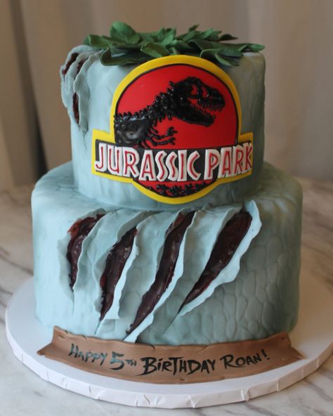 Dinosaur Cakes For Boys, Fête Jurassic Park, Jurassic World Cake, Dino Birthday Cake, Festa Jurassic Park, Jurassic Park Birthday Party, Jurassic Park Party, Dinosaur Birthday Theme, Jurassic Park Birthday