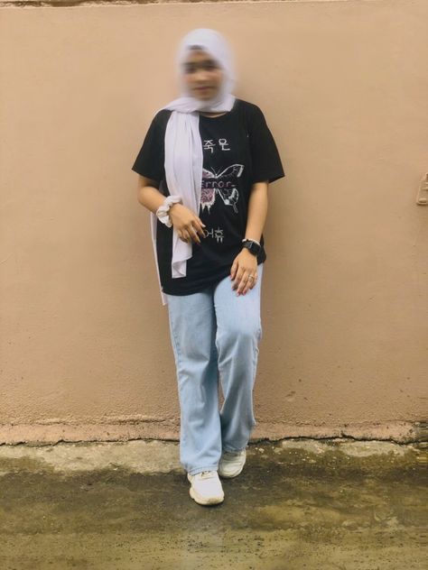 Wide leg denim with oversized tshirt outfit idea Oversized Tshirt Outfit Jeans, Oversized Tshirt Outfit, Oversize Tshirt Outfits, Wide Leg Jeans Outfit, Hijabi Outfit, Tshirt Outfit, Hijabi Outfits, Tshirt Outfits, Wide Leg Denim