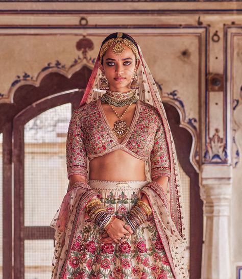 Sabya Sachi, Sabyasachi Bridal, Choli Blouse, Indian Fashion Dresses, Indian Wear, Indian Fashion, Lehenga, Fashion Dresses, Saree