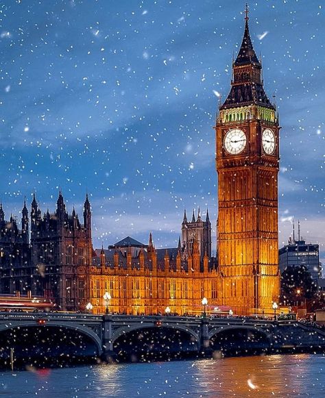 Source: @constantinamoi Christmas In England Aesthetic, London In Winter, London Snow, Snow Season, London In December, London Wallpaper, Christmas Destinations, Christmas In Europe, Fotografi Kota