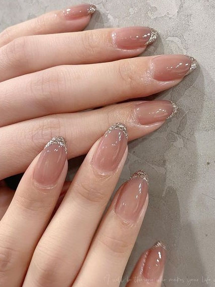 classy gold nails for winter: nude base and glittery French tips Minimal Design Nails, Glam Nails Designs, Minimal Nails Design, Classy Gold Nails, Nude Nails Inspo, Nude Nails With Design, Nail Art Designs Classy, Nude Nailart, Nude Nail Art Designs