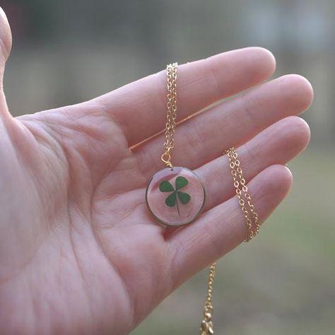 Real Four Leaf Clover Gold circle setting Necklace, Pressed Four leaf clover, pendant necklace, bota Red Oak Leaf, Oak Leaf Necklace, Abundance Manifestation, Card Easy, Terrarium Necklace, Clover Pendant, Iris Van Herpen, Jewelry Real, Botanical Jewelry