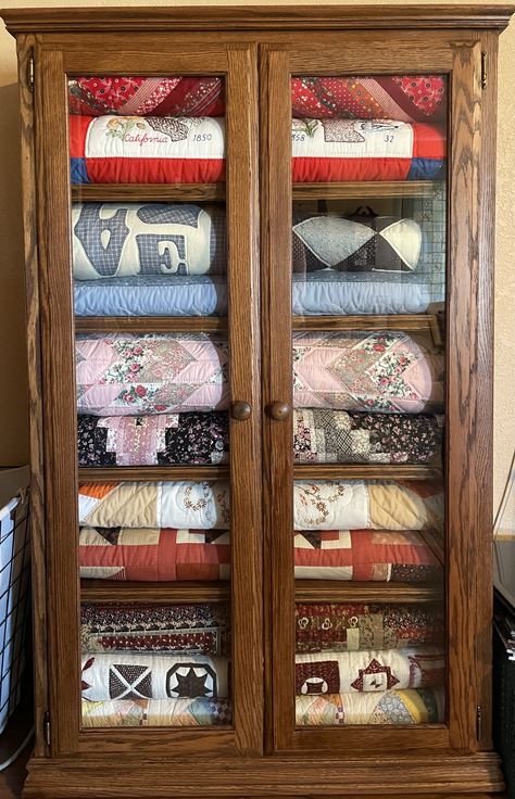 Quilt Display Cabinet, Quilt Cabinet Display, Quilt Display Case, Farmhouse Cottage Plans, Quilt Cabinet, Quilting Storage, Quilt Racks, Quilt Room, Collection Decor