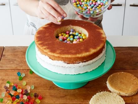 Cake Filled With Candy, Candy Filled Cake, Piniata Cake, Piñata Cake, Candy Birthday Cakes, Cheap Clean Eating, Pinata Cake, Savory Cakes, Cake Vegan