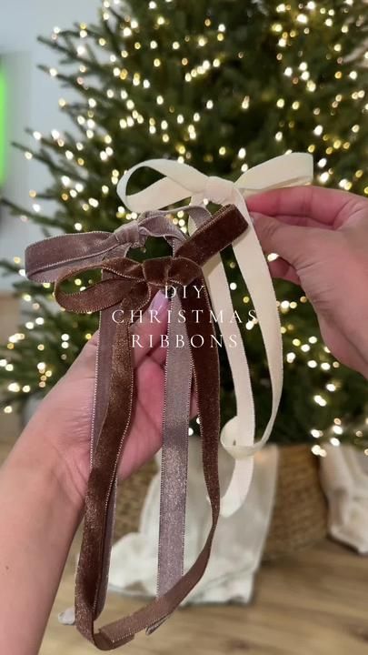 Tree Ribbon Tutorial, Ribbons Christmas Tree, Diy Christmas Ribbon, Velvet Christmas Bow, Ribbon Tutorial, Christmas Tree Inspo, Tree Ribbon, Christmas Tree Bows, Christmas Themes Decorations