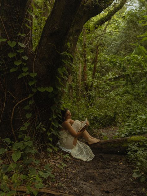 Ethereal Aesthetic Pictures, Redwood Forest Photography, Ethereal Woods Aesthetic, Aesthetic Forest Photoshoot, Etheric Aesthetic, Photography In Nature Ideas, Photo Inspiration Nature, Forest Photo Shoot Ideas, Nature Photography Ideas People