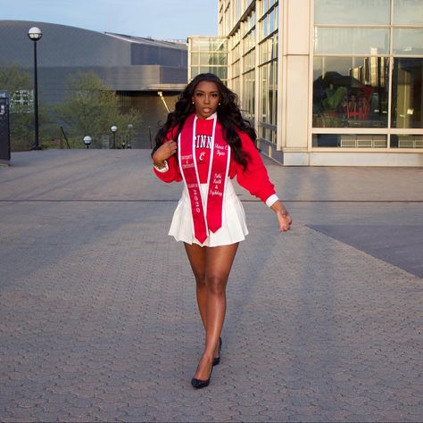 Nursing Acceptance Pictures, Nursing Photos, Graduation Pictures Outfits, Graduation Ceremony Outfit, Graduation Goals, Grad Portraits, Nursing Graduation Pictures, Graduation Shoot, College Graduation Photoshoot