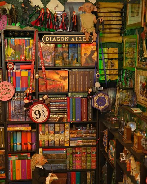 Harry Potter Library Ideas, Harry Potter Bedrooms, Harry Potter Collectables, Collectors Room Ideas, Harry Potter Corner, Harry Potter Library, Harry Potter Items, Harry Potter Food, Harry Potter Cosplay