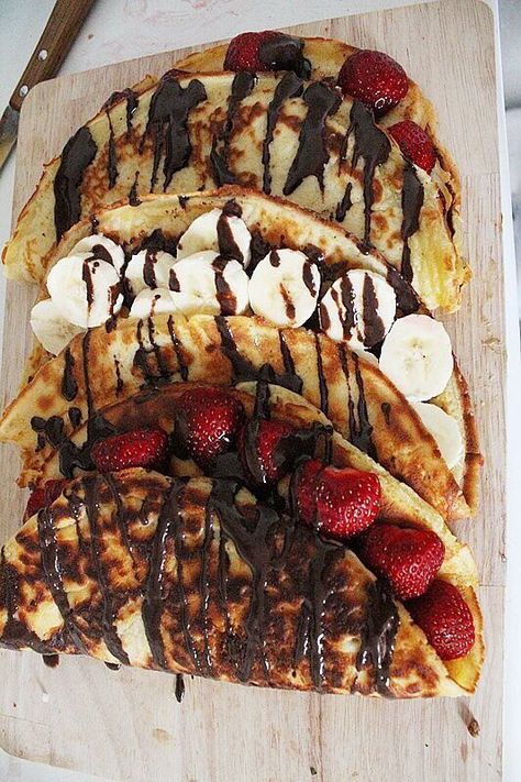 No recipe! Make pancakes, fill with strawberries, banana's etc, fold over and drench in hot fudge. EXCELLENT! Poppers Recipe, Tumblr Food, God Mad, Läcker Mat, Deilig Mat, Food Goals, Pretty Food, Food Cravings, I Love Food