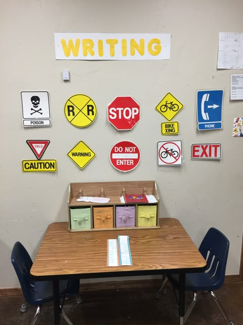 Writing center for transportation unit Sign Unit Preschool, Creative Curriculum Signs Study Activities, Signs Study Preschool, Signs Preschool Activities, Places Kids Go Preschool, Roads Study Creative Curriculum, Signs Creative Curriculum, Wheels Unit Creative Curriculum, Creative Curriculum Roads Study