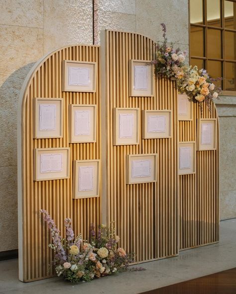 Scalloped and slatted everything!✨ From our delicate runners and ruffle plates, to our very popular slatted Nevada backdrop and Pascal bar, this wedding design from @fultonevents was full of charm and beauty!😍 Featuring: The Winnie: Lilac + White Scalloped Linen Napkin The Winnie: Lilac + White Scalloped Linen Table Runner The Pascal: 12’ Natural Wood Fluted Half Moon Bar The Palmetto: White Ruffled Charger Plate The Ema: Brass + Ivory Flatware Set The Montie: Clear Fluted Glassware Set The ... Wooden Seating Chart, Wedding Inspiration Simple, Simple Wedding Design, Minimalist Seating Chart, Seating Chart Display, Wooden Seating, Wedding Minimalist, Mountain Destinations, Contemporary Seating