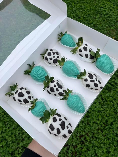 Unicorn Strawberry Ideas, Farm Chocolate Covered Strawberries, Cowgirl Strawberries, Western Chocolate Covered Strawberries, Cow Print Chocolate Covered Strawberries, Cow Deserts, Rodeo Cake Pops, Cow Chocolate Covered Strawberries, Cow Print Treats