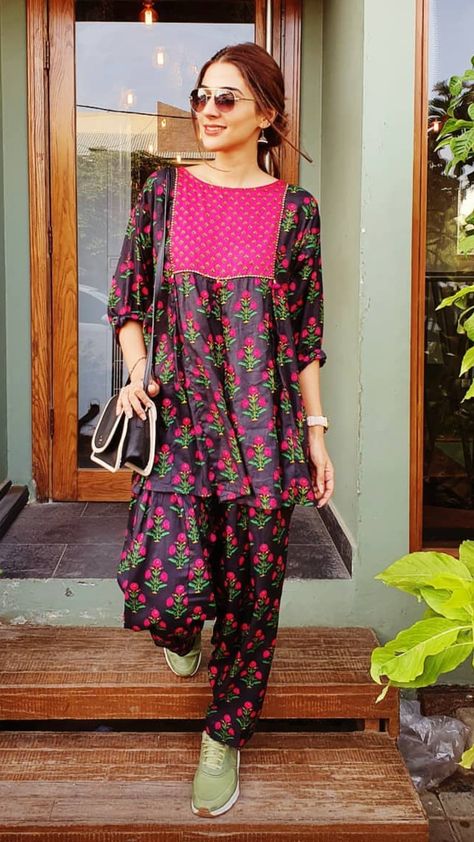 Much better Dress Designs For Girls, Girls Dresses Sewing, Pakistani Fashion Casual, Gaun Fashion, Pakistani Dresses Casual, Pakistani Fashion Party Wear, Girls Frock Design, Casual Wear Dress, Kurti Designs Party Wear