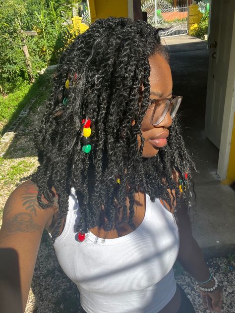 Mini Twists With Color, Marley Twists With Beads, Beaded Twists, Mini Twists With Beads, Lynn Core, Twist Senegalese, Vacation Hairstyle, Hair Jewerly, Fav Hairstyles