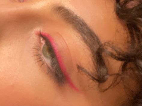 Pink Eye Corner Makeup, Hot Pink Eyeliner Makeup, Makeup For Neon Pink Dress, Hot Pink Eyeliner Looks, Pink Winged Eyeliner, Colored Eyeliner Ideas Simple, Hot Pink Eyeliner, Makeup Pink Eyeliner, Hot Pink Eye Makeup