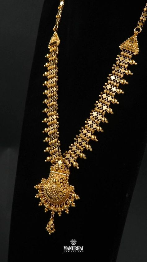 Chandan Haar Jewellery Gold, Pretty Gold Necklaces, Unique Gold Jewelry Designs, Delicate Gold Jewelry, Gold Jewels Design, Bridal Necklace Designs, Neck Pieces Jewelry, New Gold Jewellery Designs, Gold Earrings Models