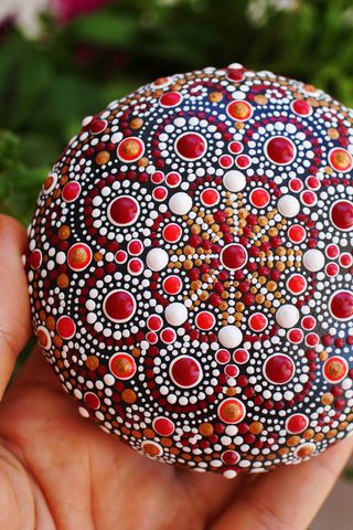 Mandela Rock Painting Patterns, Painting Ideas Rainbow, Painting Ombre, Mandela Rock Painting, Acrylic Painting Rocks, Mandala Rock Painting, Painting Ideas 2023, Mandala Ideas, Inspirational Rocks