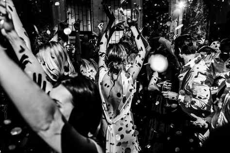 Black And White Affair, Wedding Photography Editing, Confetti Falling, Black And White Wedding Photography, White Wedding Photography, Black And White Google, Prom Photoshoot, Black Confetti, Italo Disco